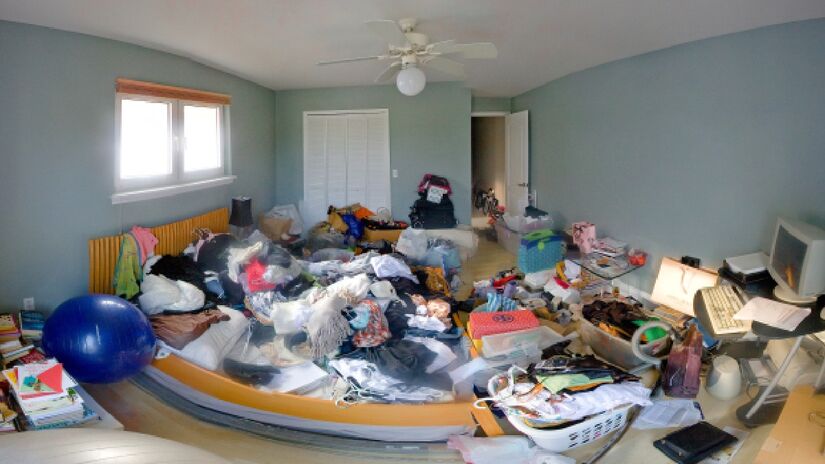 Elimine a desordem: uma casa bagunçada, uma mente bagunçada. Enquanto você organiza a bagunça, vai perceber que vai se sentir melhor, com um senso de dever cumprido. A arrumação também deve liberar as energias presas na desordem toda. Imagem: nate bolt/Wikimedia Commons
