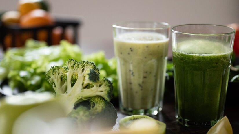 Deslize para saber quais são os melhores sucos para a saúde do intestino