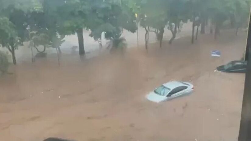 Correnteza formada pela chuva arrastou estruturas e ve&iacute;culos | Reprodu&ccedil;&atilde;o/TV Globo