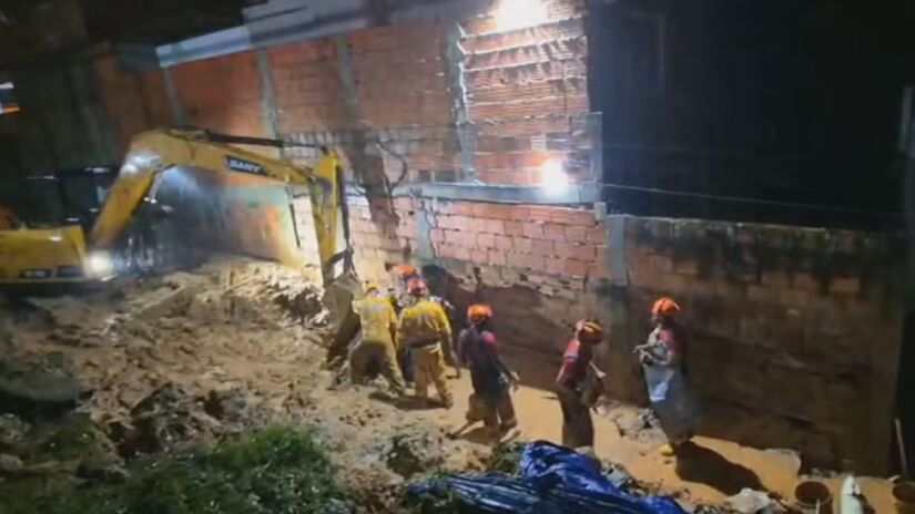 Equipes de resgate atuam ap&oacute;s ocorr&ecirc;ncia grave causada pelas fortes chuvas | Reprodu&ccedil;&atilde;o/TV Globo