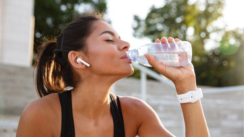  Beber cerca de 500 ml de água 30 minutos antes das refeições ajudou participantes de um estudo a emagrecer mais do que só com dieta 