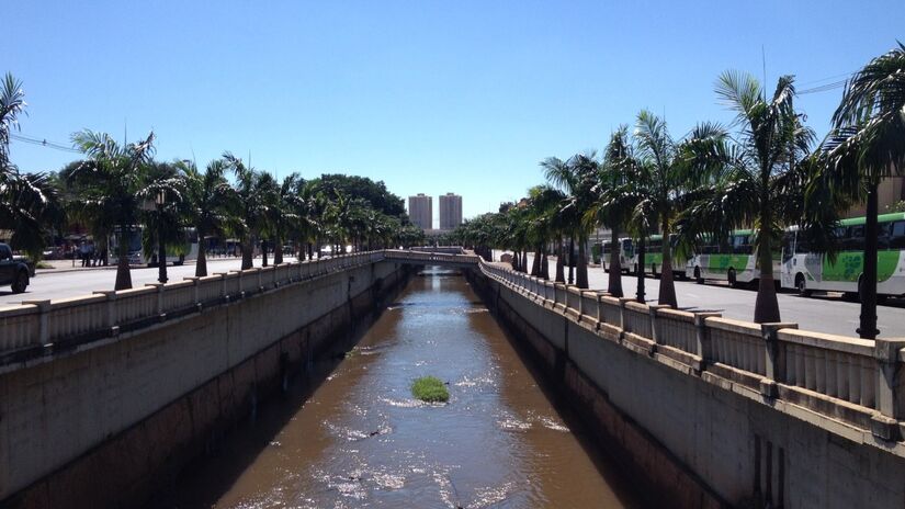 Para quem pensa em trocar de CEP em busca da casa própria, Ribeirão Preto aparece como alternativa concreta: é possível pagar menos por um apartamento e, ainda assim, viver em um polo econômico, educacional e cultural consolidado no interior de São Paulo. Fotos: Wikimedia Commons