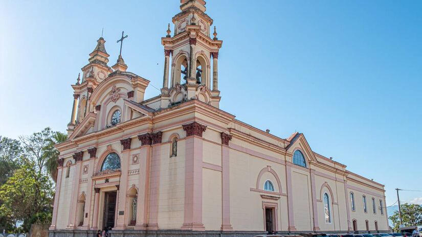 Além da devoção, Tremembé tem sido procurada por quem busca contato com a natureza e atividades leves ao ar livre. Praças, parques, ruas arborizadas e bairros rurais funcionam como cenário para caminhadas, momentos de descanso e pequenas vivências ligadas ao campo. Fotos: Wikimedia Commons