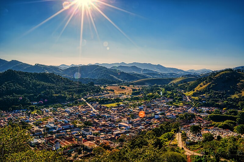 A cerca de 185 km da capital paulista, São Bento do Sapucaí agrada quem quer frio, mas não larga a aventura. Aqui, o foco é o ecoturismo: trilhas, escaladas, rapel e atividades ao ar livre que fazem da cidade um ponto de encontro de praticantes de esportes de montanha, sem perder o clima de vila serrana. Foto: Wikimedia Commons