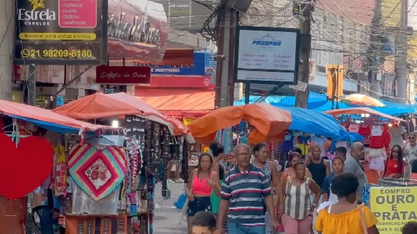 Destino também é um polo de comércio popular, além de um centro gastronômico vibrante - (Reprodução/YouTube Rio para Pobres)