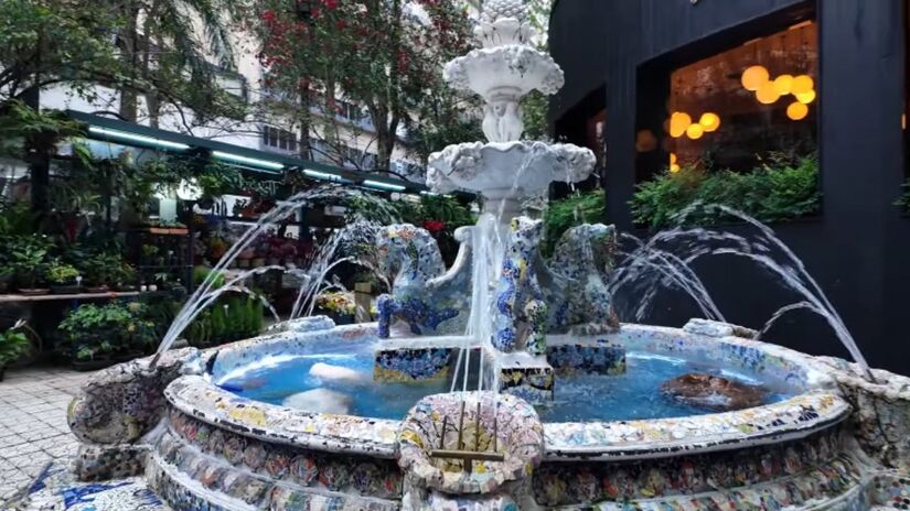 Hoje, a rua recebe um fluxo constante de visitantes, atraídos pelos restaurantes, pela galeria de arte e pelas lojas instaladas ali (Fotos: Reprodução YouTube)