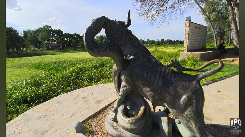 Touro e a Cobra de Paulo Afonso (BA): Conjunto escultórico que simboliza força e confronto, marcando a paisagem urbana.  Reprodução/YouTube