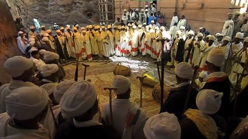 Na Etiópia, é comum ver procissões ao redor das igrejas, com fiéis cantando e orando em trajes brancos (Foto: reprodução YouTube/davidadamsfilms)