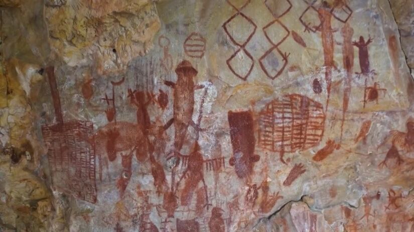 Nela, já foram encontradas pinturas e gravuras rupestres com mais de mil anos (Fotos: Reprodução YouTube/Vida de Mochila)