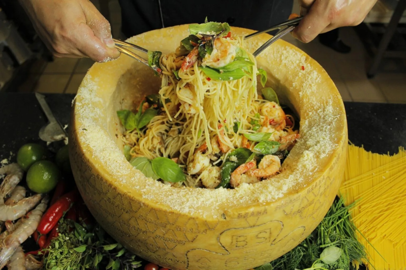 De domingo, o prato extra é macarrão com camarão no queijo parmesão grana padano | Divulgação