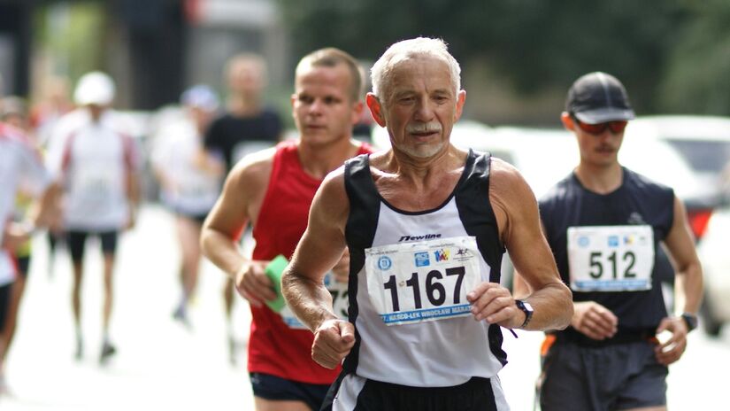 Exercícios se tornam ainda mais importantes na meia e terceira idade. Imagem: Pexels