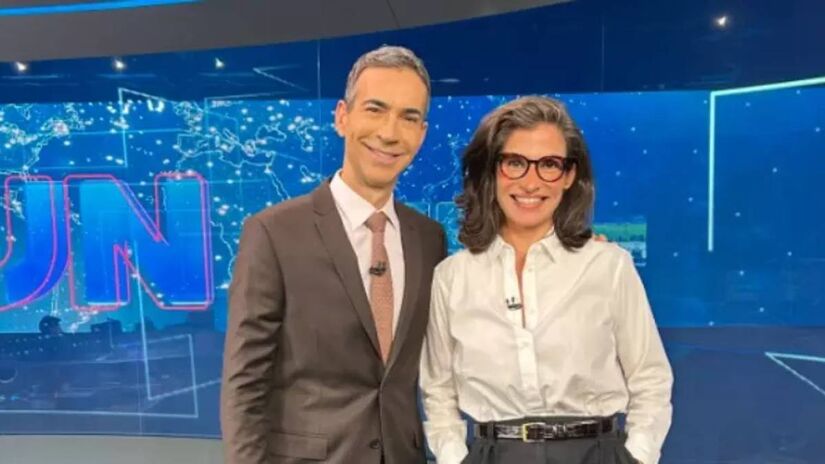 As imagens de Tralli e Renata Vasconcellos na bancada do Jornal Nacional ajudam a aproximar o público das rotinas do telejornal e reforçam a imagem de dupla afinada. Foto: Facebook