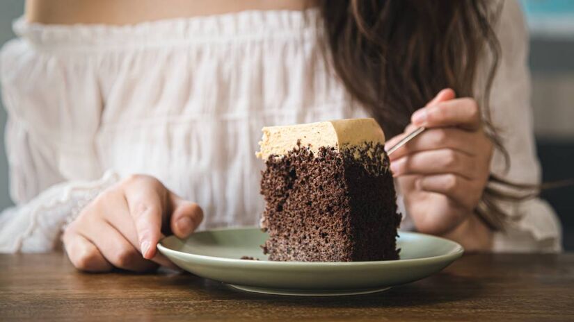 Uma pequena porção é muito mais aproveitada quando mudamos o comportamento à mesa. Mastigar devagar, prestar atenção na textura e no sabor e evitar distrações aumenta a sensação de prazer e saciedade, mesmo ingerindo menos calorias.