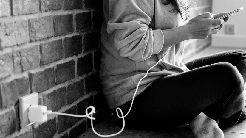 É preferível não usar o telefone durante a carga, pois isso pode levar ao superaquecimento. A mão é uma fonte de calor que acaba subindo a temperatura da bateria, ficando acima do ideal - (Rawpixel.com/Freepik)