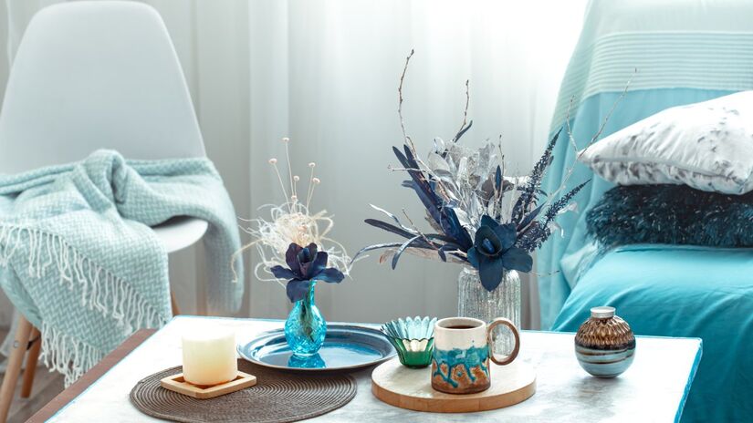 Para quem não se sente confiante em apostar no azul para paredes, a solução é começar com detalhes como almofadas e vasos (Foto: Freepik)