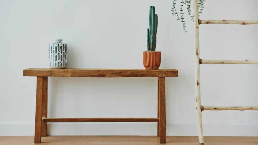 Ele apoia bandejas e objetos, pode virar assento extra e ajuda a liberar a circula&ccedil;&atilde;o, principalmente em salas pequenas