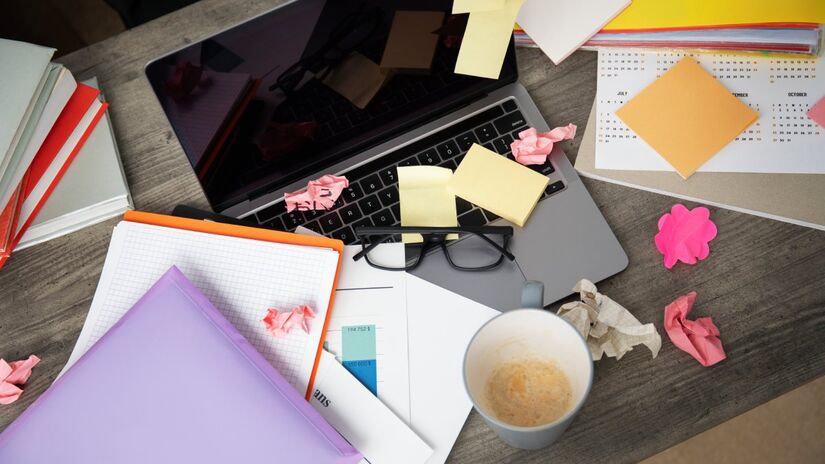 Para alguns profissionais, o caos visual é uma estratégia para organizar pensamentos de forma mais livre e dinâmica