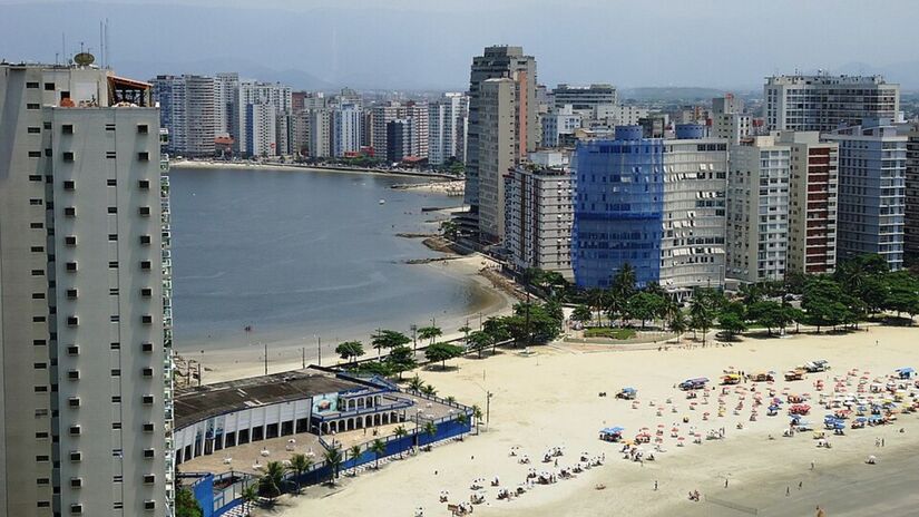 A cidade litor&acirc;nea de S&atilde;o Vicente, al&eacute;m de ser a primeira vila do Brasil, lidera o ranking de im&oacute;veis mais baratos no estado (Foto: Jacinto Alves de Souza/Wikimedia Commons)