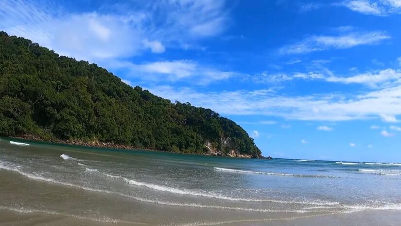 A faixa de areia é ampla, convidativa para longas caminhadas, castelos de areia e tardes inteiras ao sol (Fotos: Youtube/Reprodução)