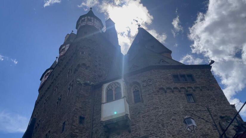 Enquanto inúmeros castelos europeus foram destruídos por guerras, incêndios e revoluções, essa fortaleza medieval atravessou intacta mais de oito séculos de instabilidade política no continente (Fotos: Youtube/Reprodução)