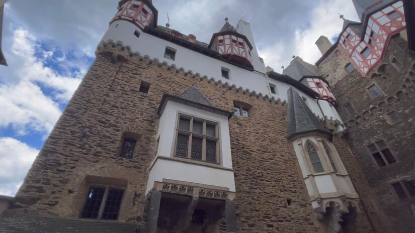 Erguido no século XII, o castelo foi construído sobre uma formação rochosa de quase 70 metros de altura, o que obrigou seus arquitetos a adaptarem todo o projeto ao relevo irregular