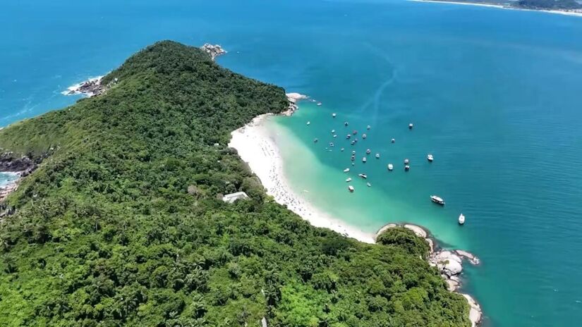 Com a nova taxa de acesso, a curiosidade dos turistas aumentou: afinal, quanto custa passar um dia inteiro nesse paraíso? (Fotos: Youtube/Reprodução)