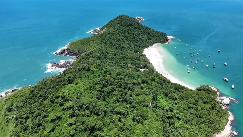 Famosa pelas águas transparentes e pela areia clara, a Ilha do Campeche virou um dos destinos mais disputados do Sul do Brasil