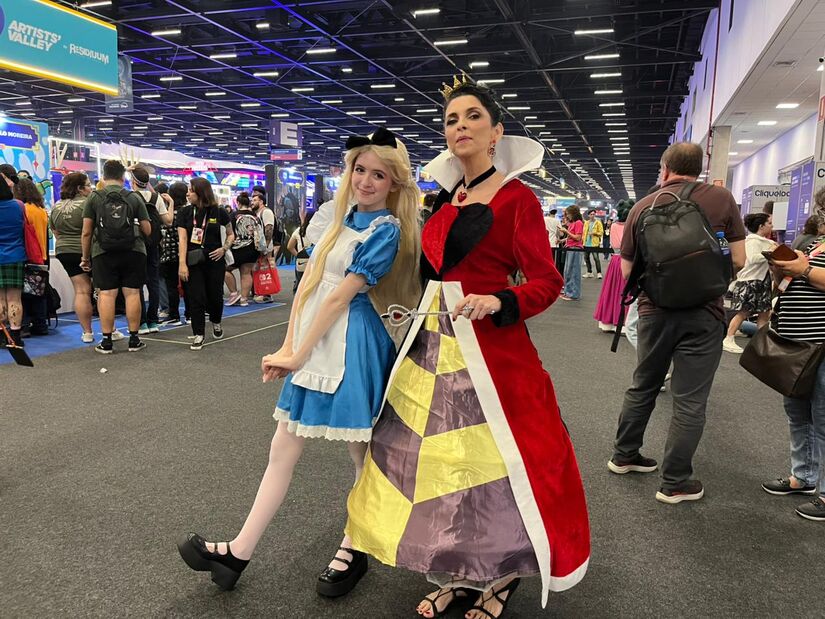 Lara e Debora Cohen, que são mãe e filha, afirmaram que se caracterizar juntas é um prazer para elas. 