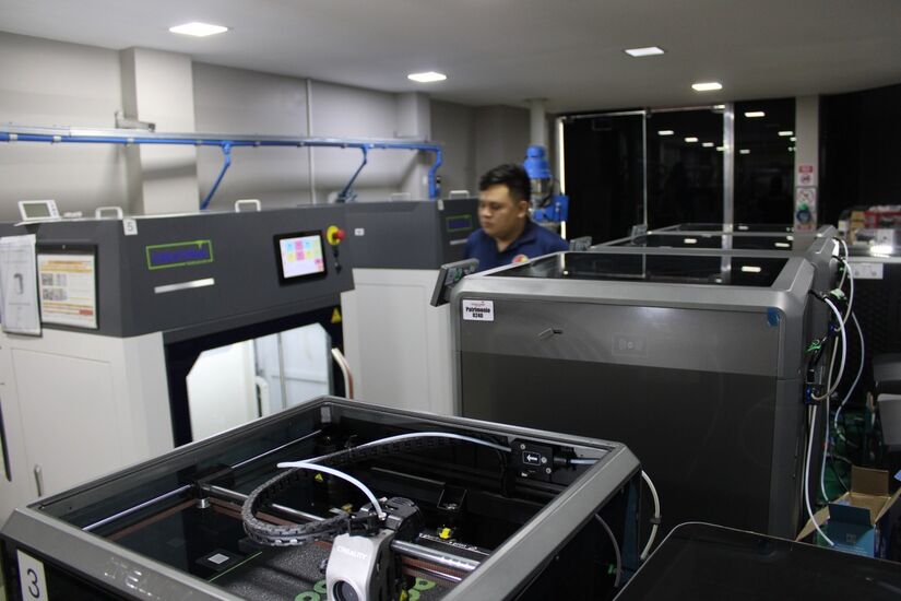 Empresária explica que as máquinas não substituirão o trabalho humano, mas auxiliarão nas tarefas mais pesadas e insalubres, permitindo que o artesão trabalhe a partir de uma peça pronta e evitando desperdício de material.