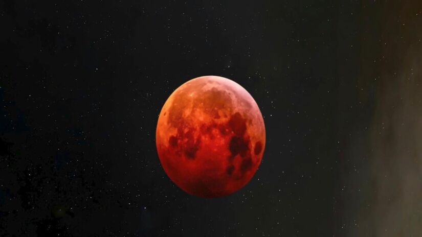 A Lua de Sangue, também chamada de Lua Sangrenta, ocorre durante um eclipse lunar total, quando a Terra se posiciona entre o Sol e a Lua