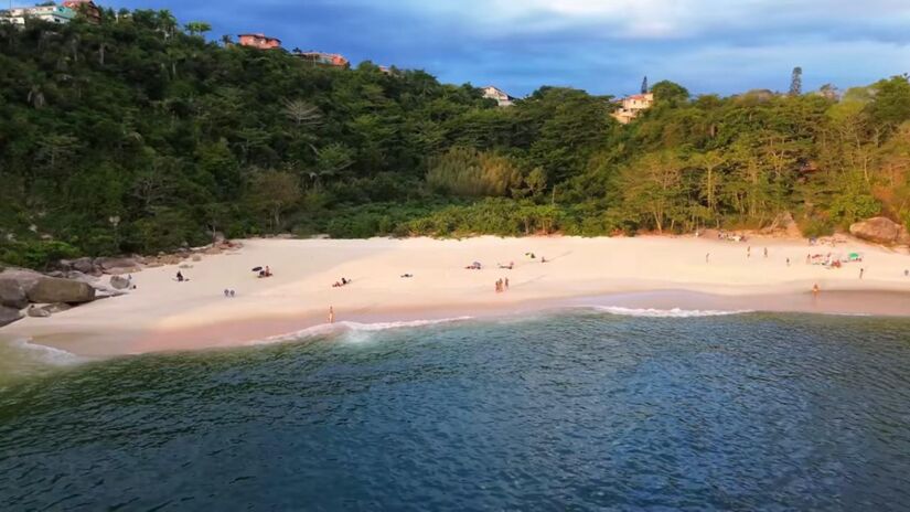 Com a possibilidade de avanço acelerado do mar e ressacas cada vez mais intensas, Niterói se vê diante de um desafio que já atinge cidades costeiras de todo o mundo (Fotos: Youtube/Reprodução)