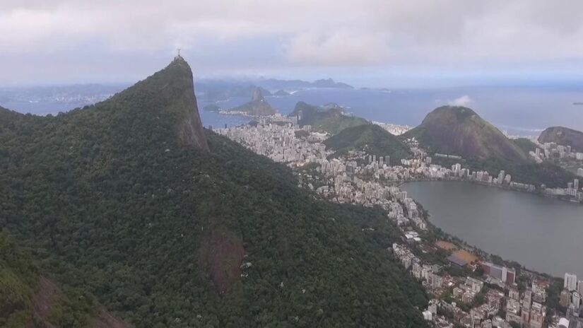 A cidade, famosa por seus cartões-postais, foi comparada a destinos mal avaliados globalmente devido ao conjunto de problemas levantados pelos turistas (Fotos: Youtube/Reprodução)
