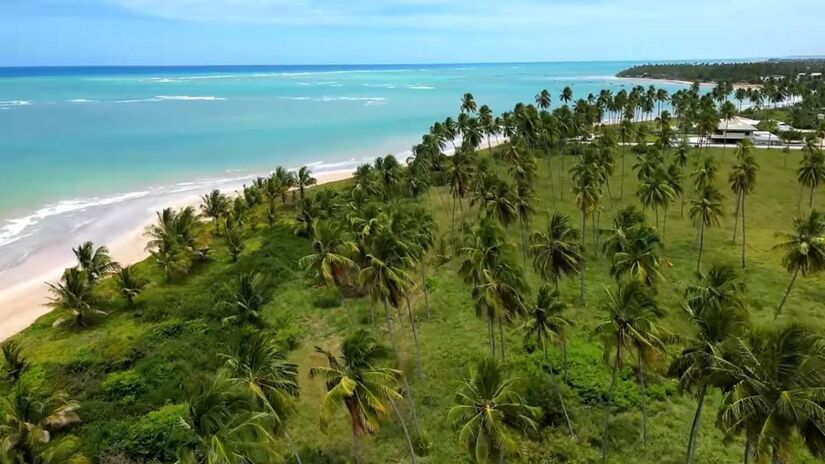 Não há grandes festas públicas nem queima de fogos barulhenta, o que atrai casais, famílias e viajantes que priorizam descanso e privacidade