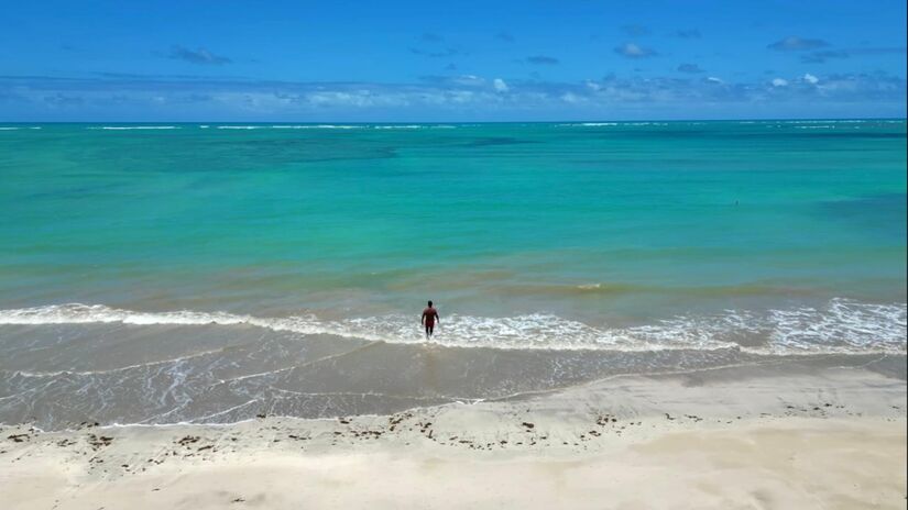 Além do mar calmo, o vilarejo é cercado por coqueirais, manguezais e trilhas leves, perfeitos para quem gosta de explorar a paisagem sem pressa