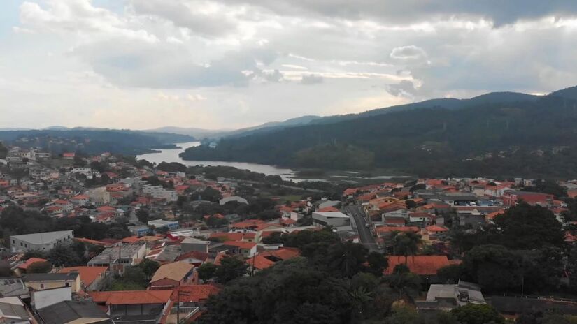 Virar o ano em uma chácara se tornou tendência entre moradores da capital e da Grande São Paulo (Fotos: Youtube/Reprodução)