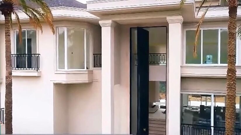 A mansão de Rodrigo Faro em São Paulo é uma das mais curiosas do mundo dos famosos não apenas pelo tamanho mas pelas estruturas surpreendentes que o apresentador decidiu construir dentro da própria casa (Fotos: Youtube/Reprodução)