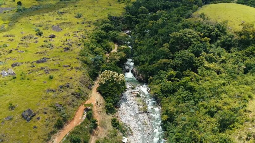 Lavrinhas fica quase na divisa com Minas Gerais e chama aten&ccedil;&atilde;o pela combina&ccedil;&atilde;o rara de montanhas, rios cristalinos e &aacute;reas preservadas (Fotos: Youtube/Reprodu&ccedil;&atilde;o)
