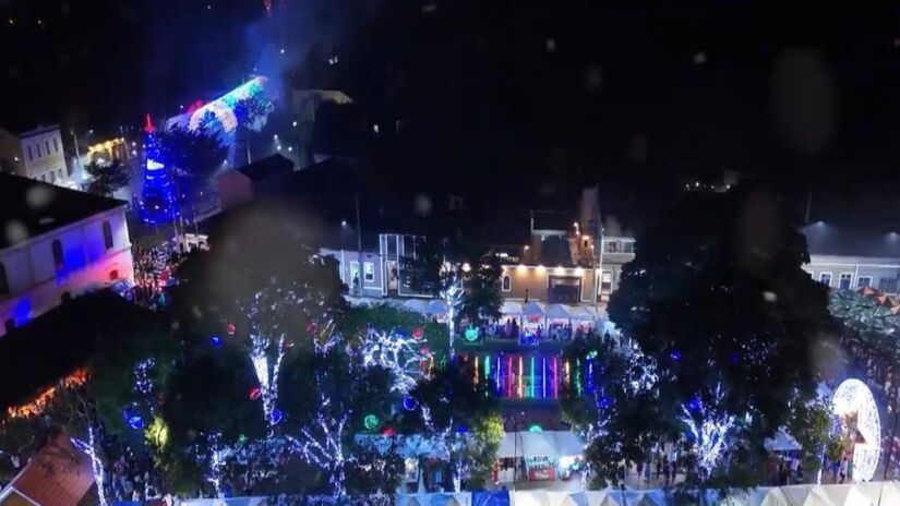 O Natal ilumina Santana de Parnaíba como se a cidade saísse de um filme antigo. As construções tombadas, preservadas com cuidado, servem como pano de fundo para milhões de pontos de luz instalados ao longo das últimas semanas do ano 