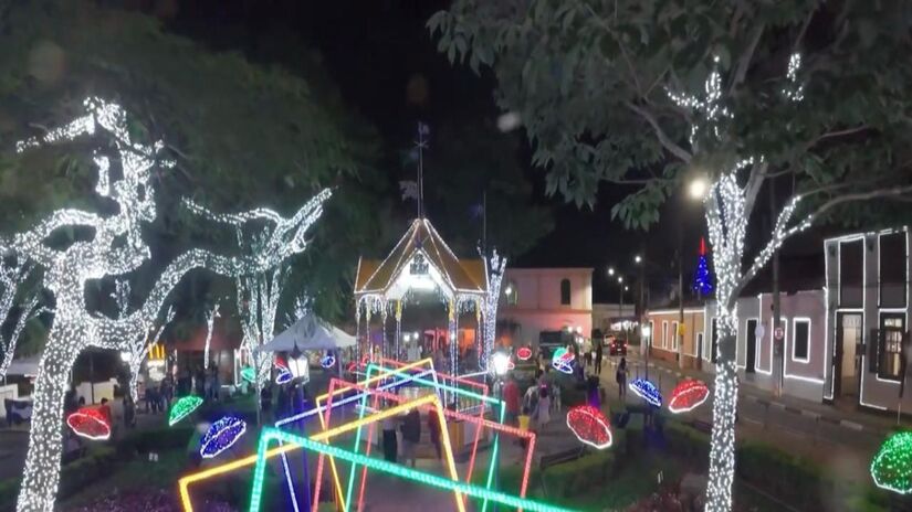 Além da beleza, o centro histórico abriga apresentações culturais, feiras e música ao vivo que reforçam o clima familiar (Fotos: Youtube/Reprodução)