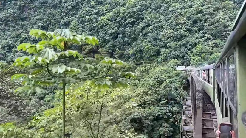  O trem deixou de ser apenas meio de transporte e passou a ser o pr&oacute;prio destino, movimento semelhante ao de outras rotas tur&iacute;sticas consagradas, como a Serra do Rio do Rastro, famosa pela experi&ecirc;ncia c&ecirc;nica (Fotos: Youtube/Reprodu&ccedil;&atilde;o)