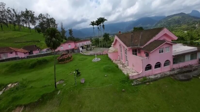 A resid&ecirc;ncia ficou conhecida como Casa Rosa por conta da cor marcante de sua fachada e rapidamente se tornou um dos im&oacute;veis mais famosos entre as casas de celebridades no Brasil