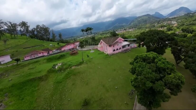Durante o per&iacute;odo em que morou no local, Xuxa transformou o terreno em um espa&ccedil;o multifuncional, reunindo lazer, trabalho e privacidade (Fotos: Youtube/Reprodu&ccedil;&atilde;o)