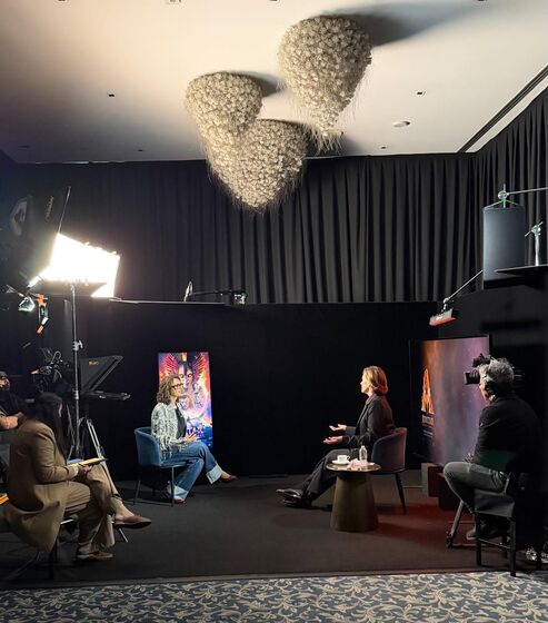 C&aacute;tia Fonseca e Sigourney Weaver durante entrevista exclusiva no M&eacute;xico. 