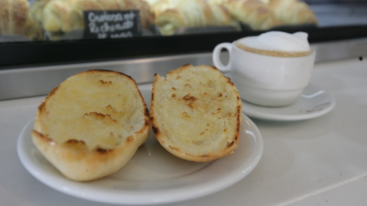 A padaria Napoli é elegante e oferece um cardápio variado de pães, cafés, e pratos comerciais.