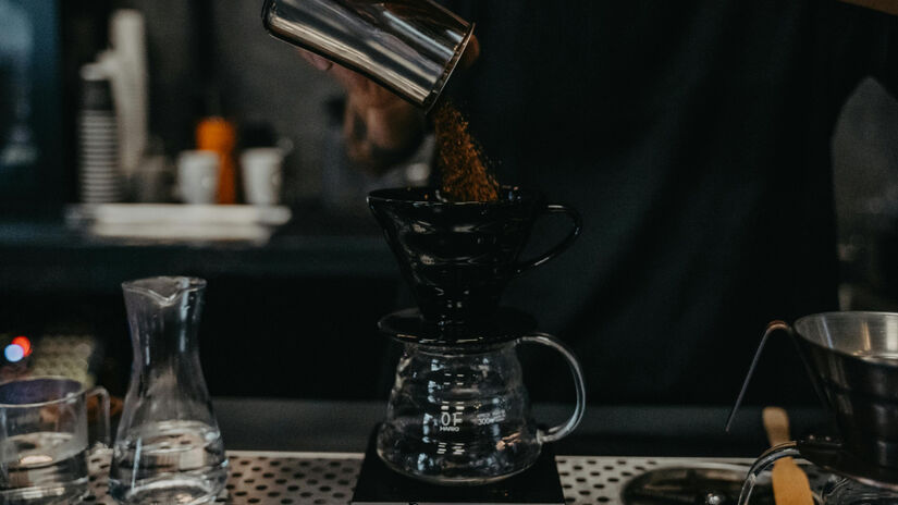 Pesquisa revelou que a cafeína atua em regiões do cérebro afetadas por noites mal dormidas (Foto: Pexels)