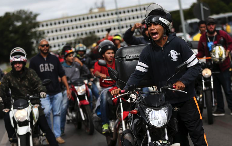 Motoboys protestam após motorista destruir moto de entregador