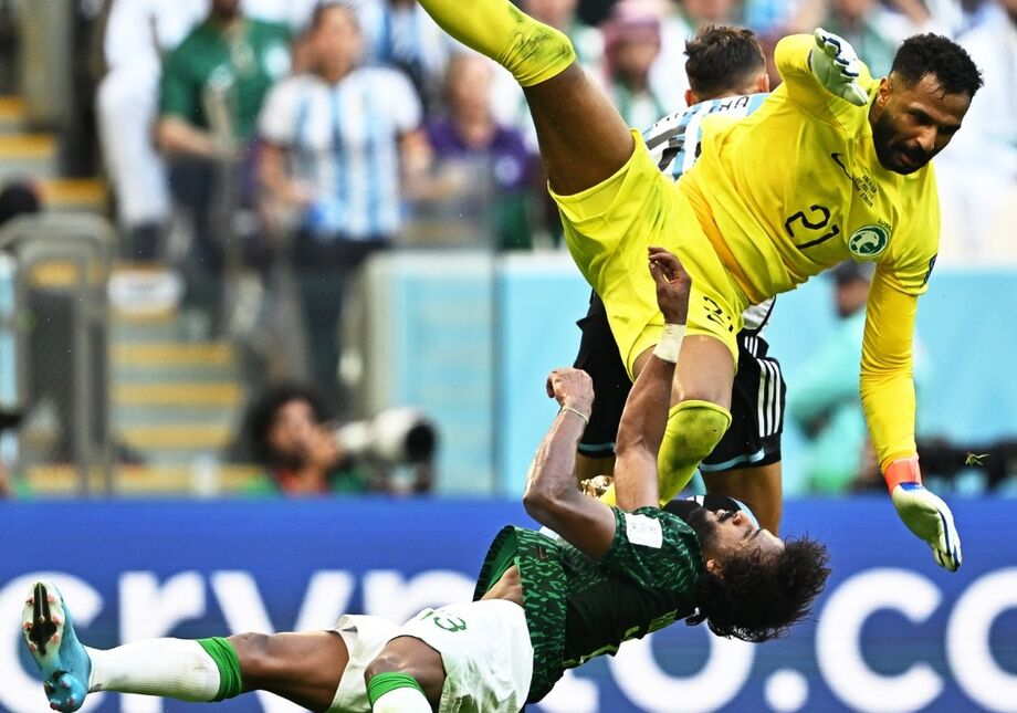 Meia iraniano tem fratura chocante na perna e sonho da Copa de