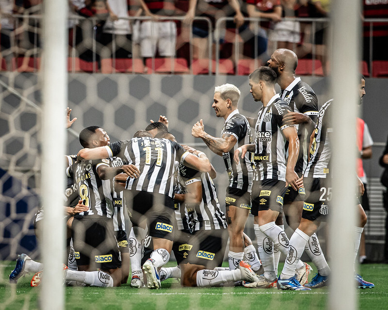 Flamengo se salva com pênalti no final, empata com São Paulo