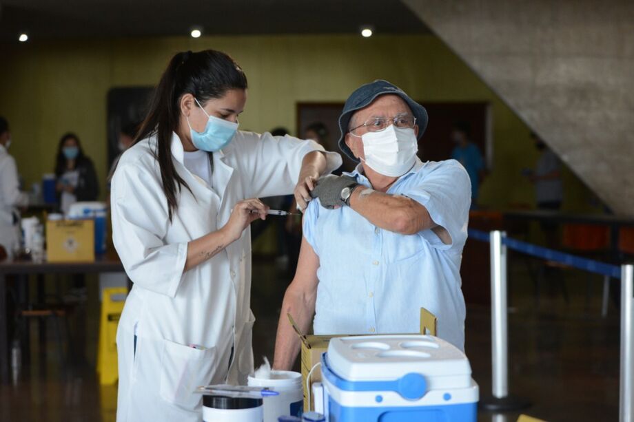 Cidade de SP começa a imunizar maiores de 60 anos com 4ª dose antiCovid