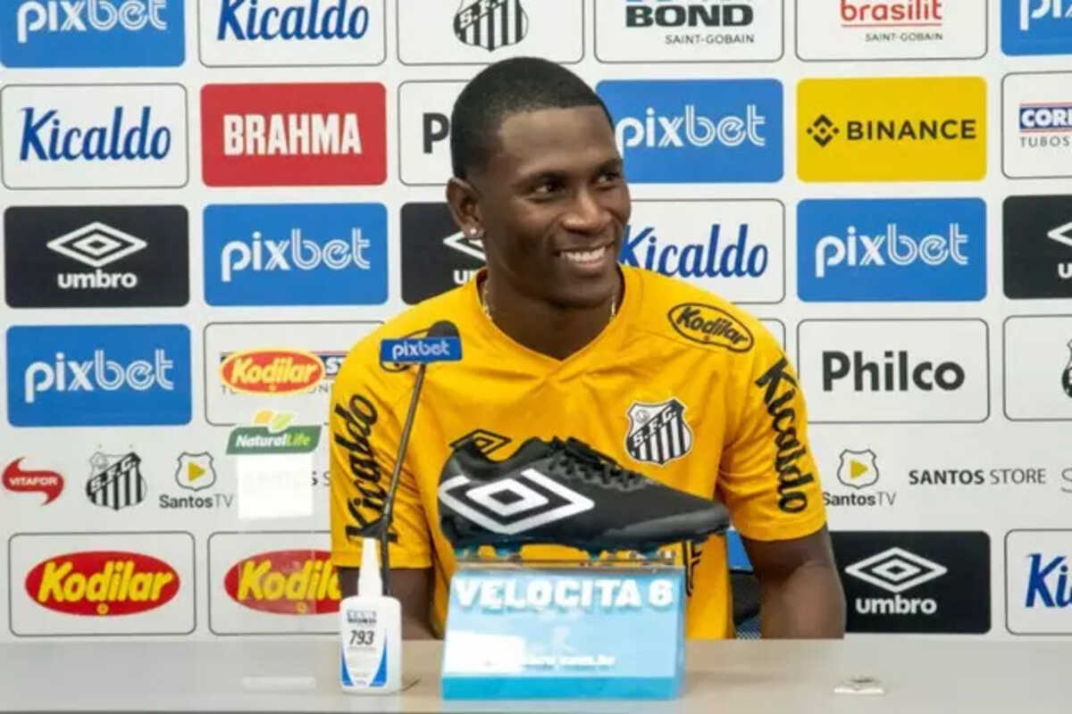 Santos confirma rescisão de contrato do atacante Bryan Angulo